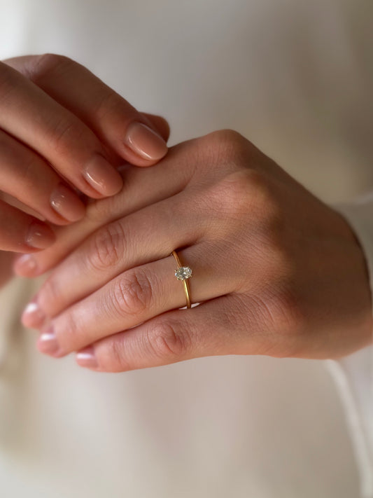 Zlatni prsten s dijamantom Oval 0,30ct VVS1