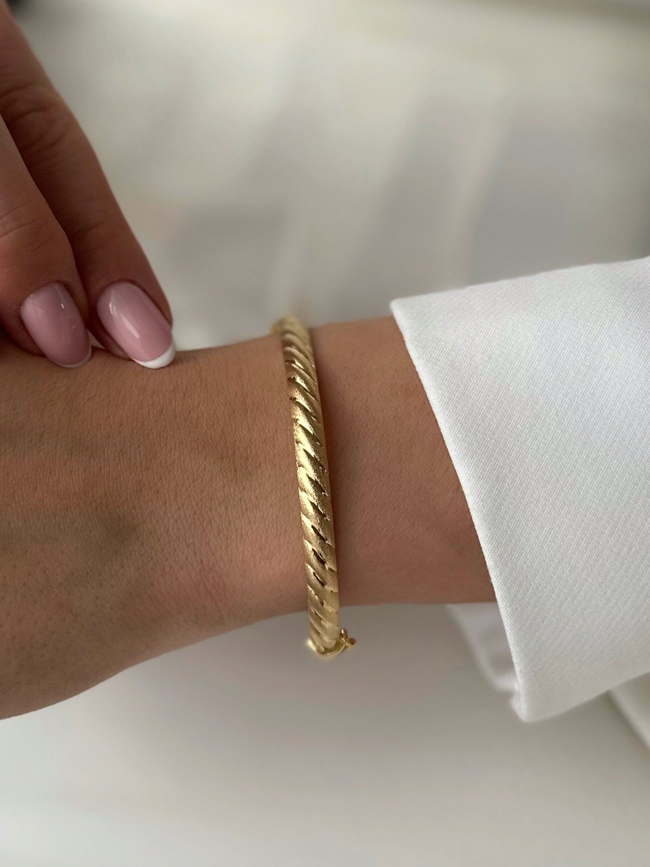 Zlatna kruta narukvica Matt-Zlatarna Vitić