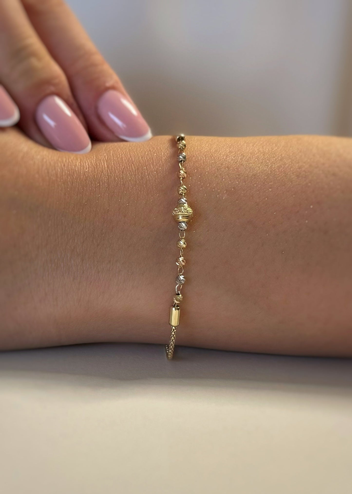 Zlatna narukvica Charm