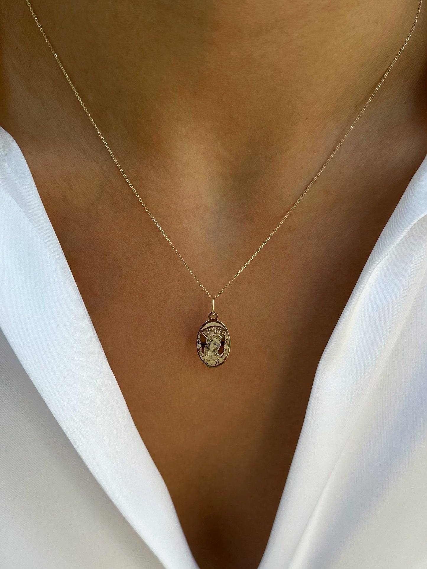Zlatna ogrlica i ovalni privjesak Gospa Sinjska-Zlatarna Vitić