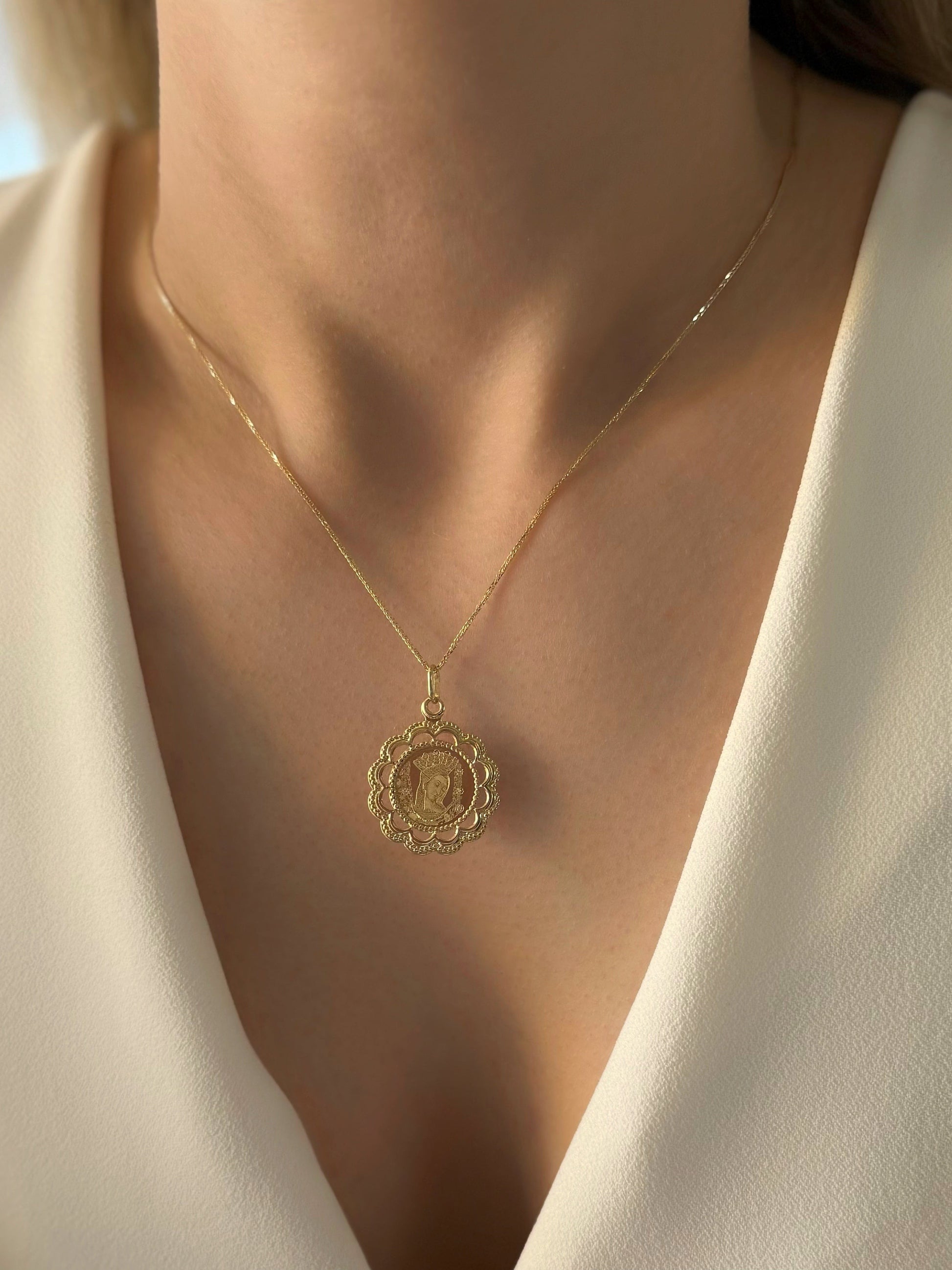 Zlatna ogrlica s likom Čudotvorne Gospe Sinjske-Zlatarna Vitić