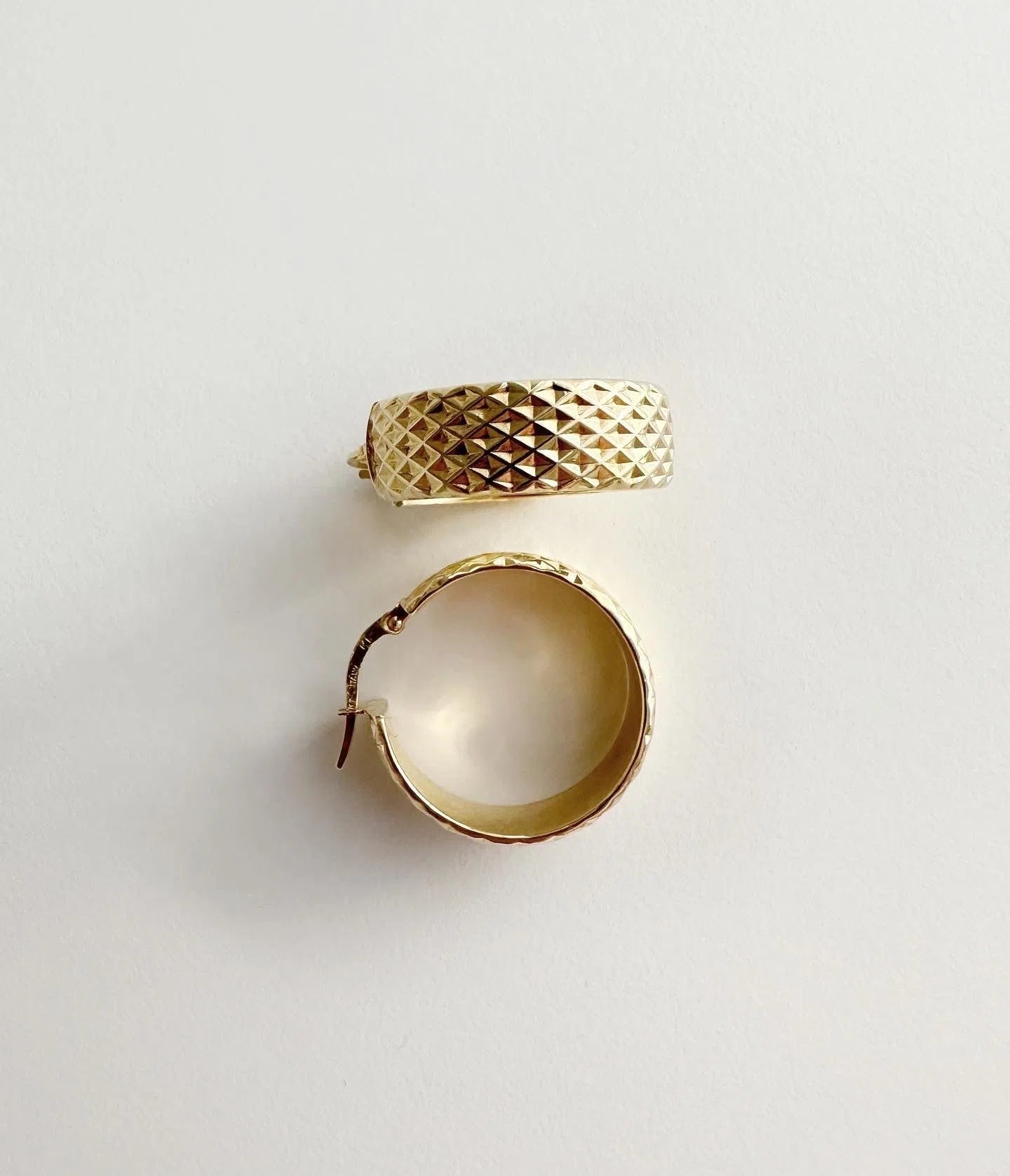 Zlatne sjajne naušnice reljefne obrade-Zlatarna Vitić