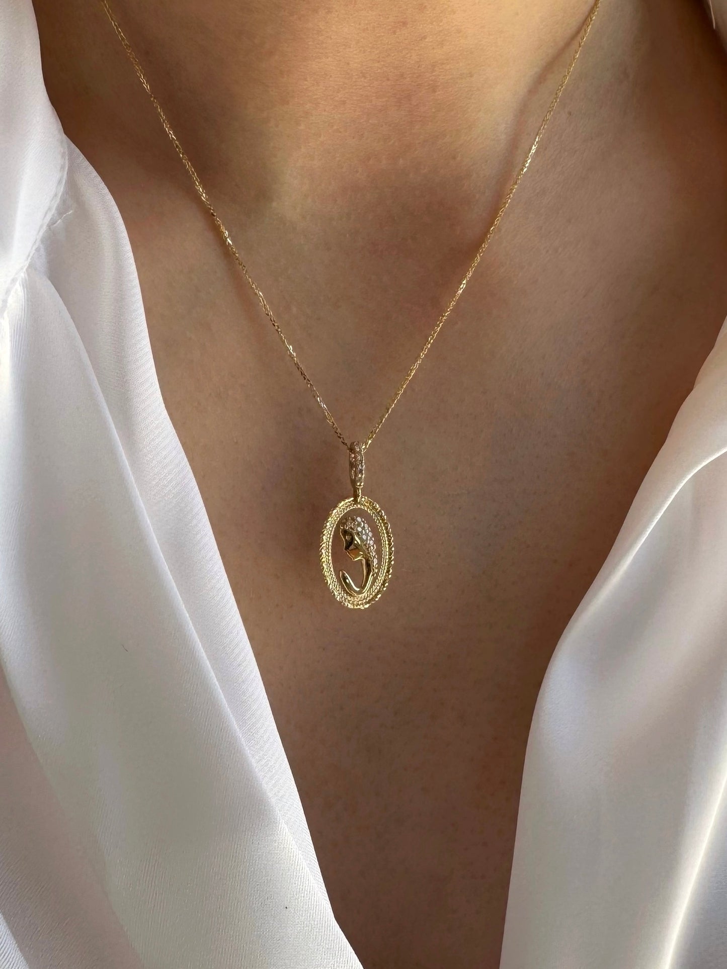 Zlatni privjesak Majka Nebeska-Zlatarna Vitić