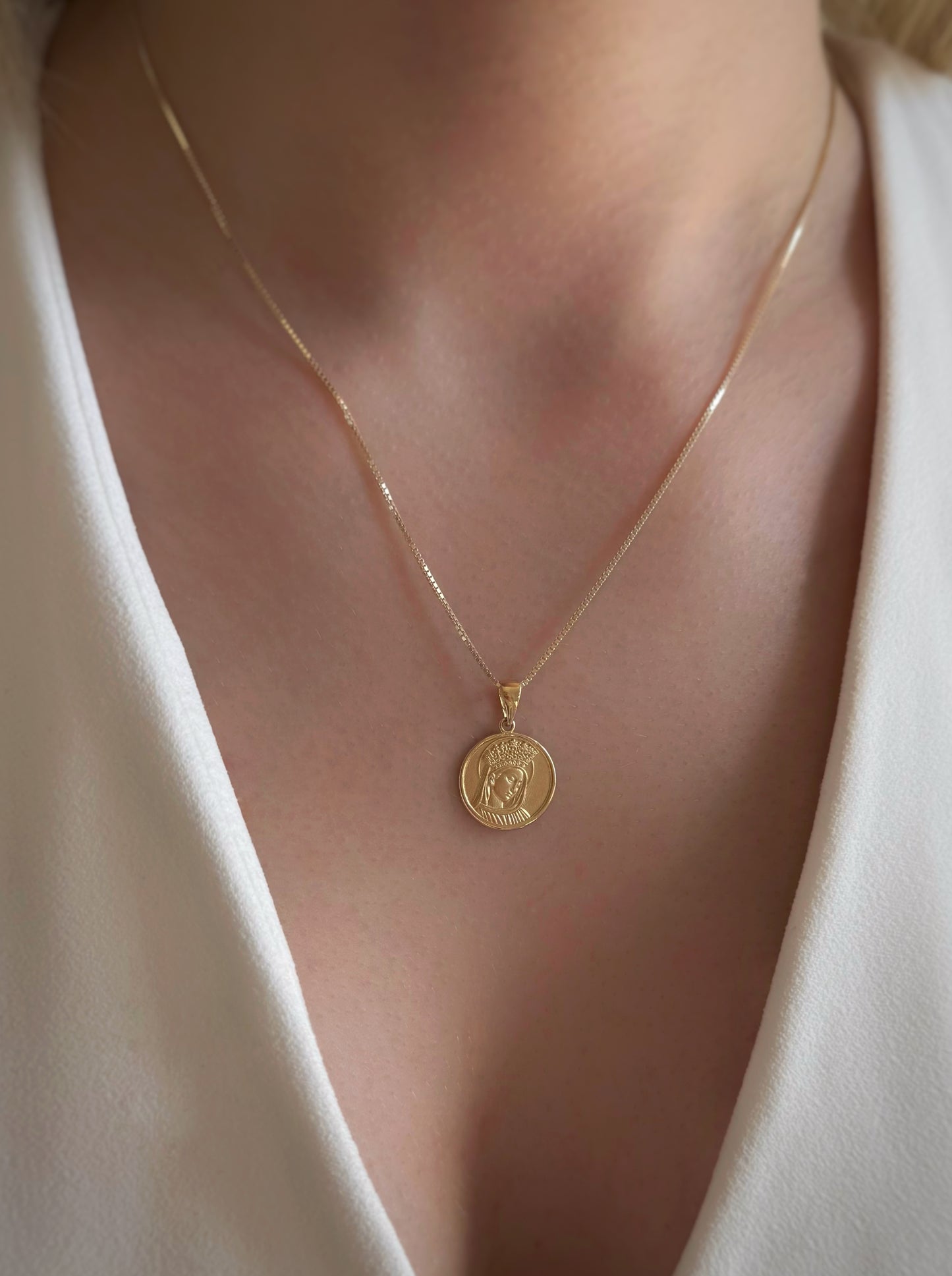 Zlatni okrugli privjesak Gospa Sinjska Reljef