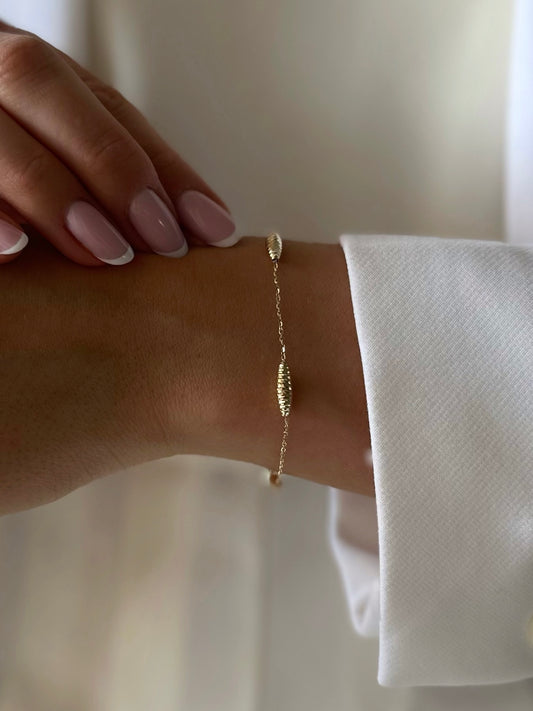 Elegant gold bracelet