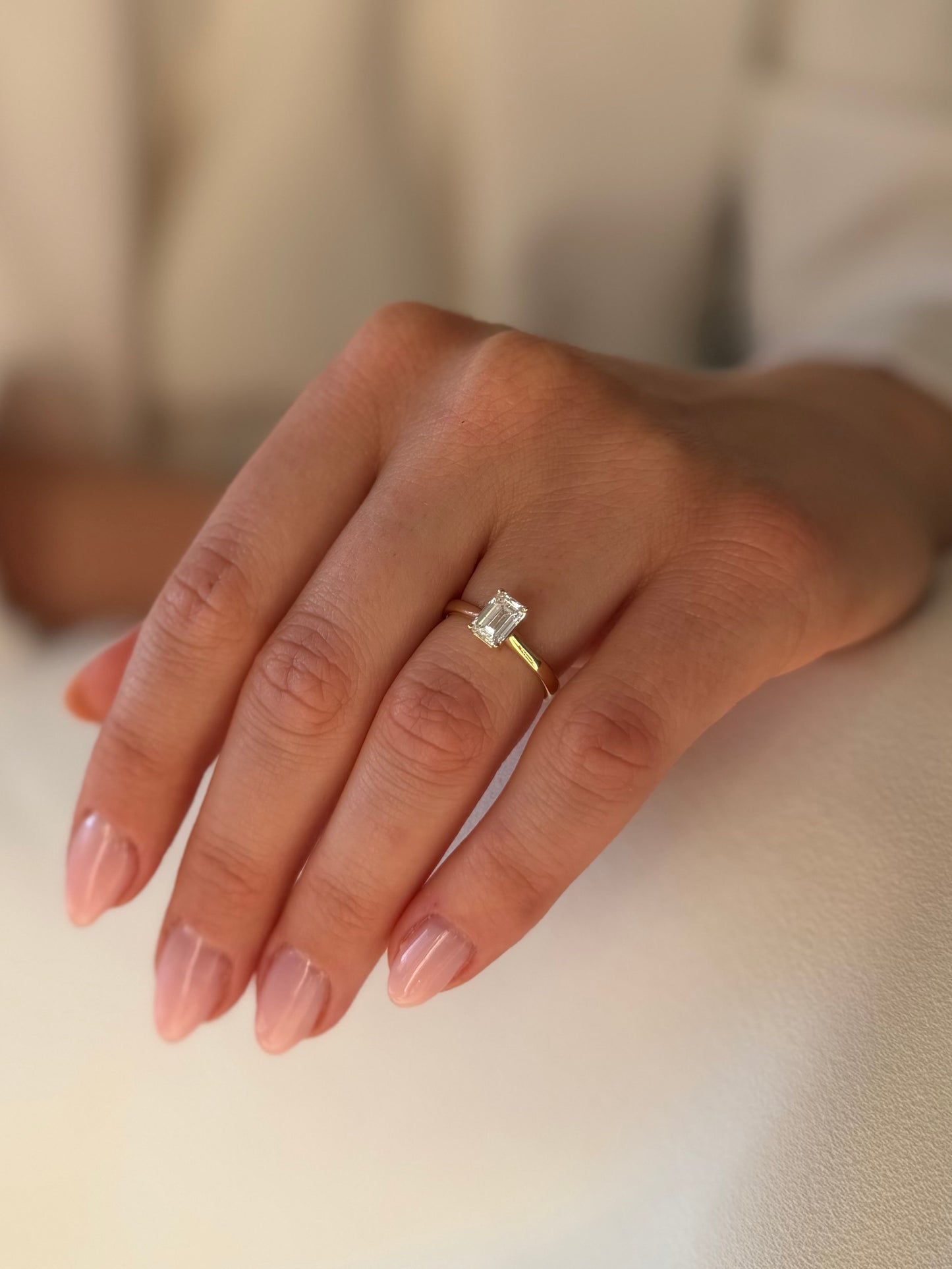 Zlatni zaručnički prsten s Lab. Dijamantom Emerald