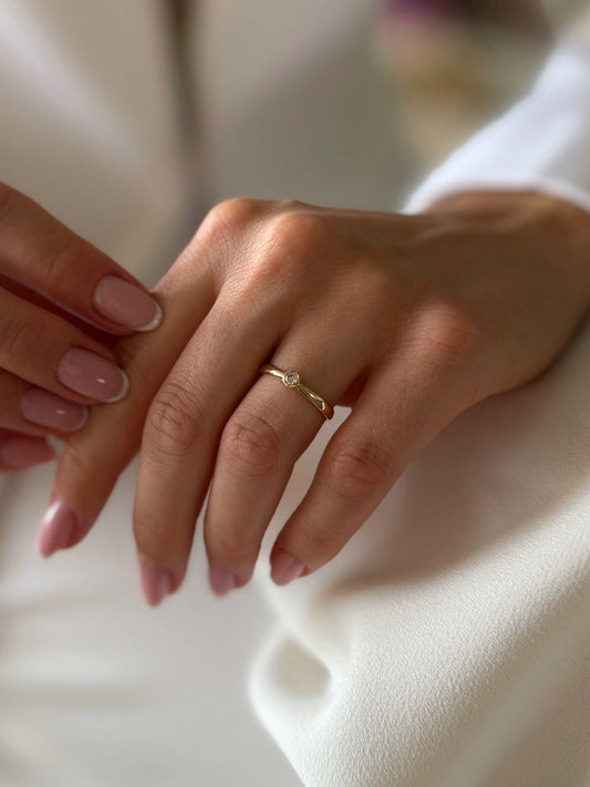 Zlatni zaručnički prsten s dijamantom 0,12ct VS2/G